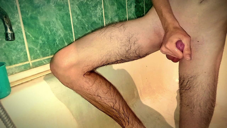 Fish Cam: Twink fickte eine Flasche im badezimmer. Dünner typ wichst mit...