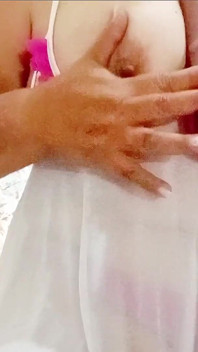 Aku lagi asik muasin memekku pakai dildo ukuran XL
