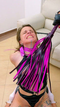 Starkes Lesbisches Facesitting: Dominatrix Erstickt Das Gesicht Eines Jungen Sklavenmädchens in BDSM