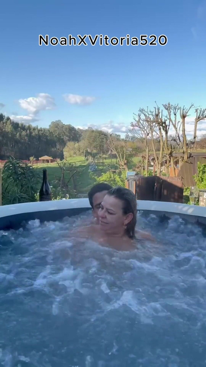 Vitoria Coronado: Sesso All'aperto Con Una MILF Bionda Calda in Una Vasca...