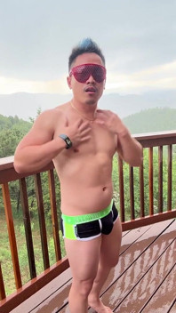 เมาน์เทนพายุ: ความรู้สึกกล้ามเอเชียเปียกฝน