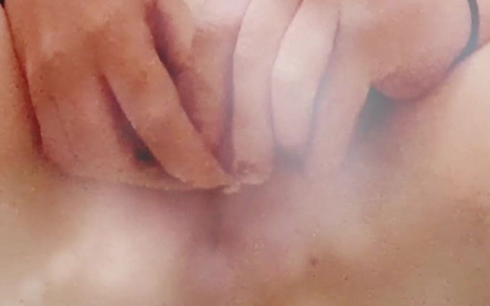 Alura Marie: Petite chatte sexy, clito