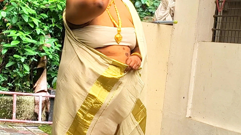 Anne Ipe: Mallu mông to sexy milf trong truyền thống loincloth và...
