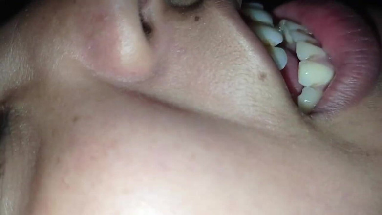 Desivideo: 当继兄不在家时，他去见继妹