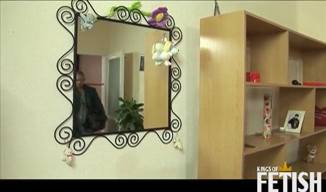 Kings Of Fetish: Blonda excitată însărcinată este futută în pizdă de un poștaș gras
