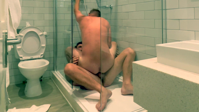 GlennandSonny: Baise torride sous la douche