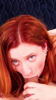 L'eccitante 19enne fa un footjob e 69s prima di giocare con la sborra