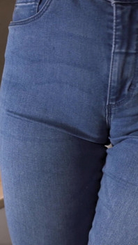 MILF seksi mengusik cameltoe besarnya dalam seluar jeans biru ketat