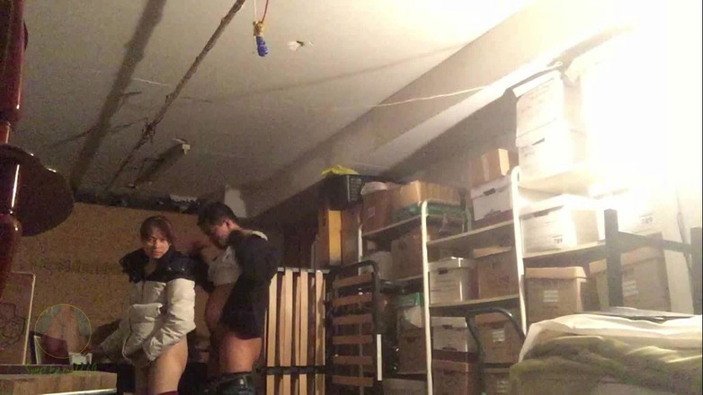 Sweet Emerald: Une locataire reçoit un dans une chambre froide