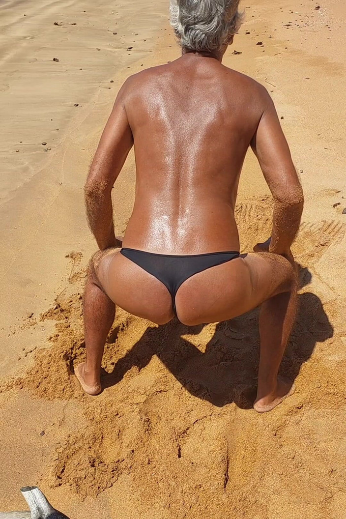 Ladysilvas: 해변에서 핫한 엉덩이를 태닝하는 팬티를 입은 Ladysilva
