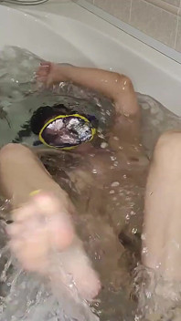 3 Minutes Underwater Breath Holding, Squirting, Blowjob