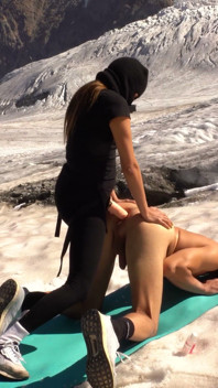 Aventure sur le glacier avec Mia et Max en train de baiser sur un vrai glacier