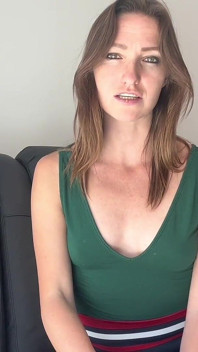 O terapeută sexy îți controlează fantezia cu orgasm cu cbt