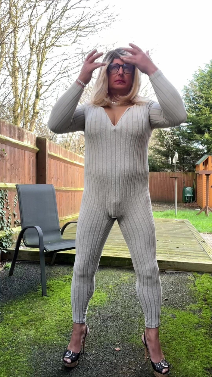 Kellycd2022: 业余 crossdresser Kellycd2022 性感熟女撒尿和自慰穿着我的游戏套装在户外