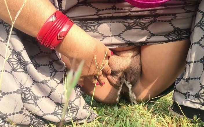 Abhikshasexvideos: Indische dorpstante toont haar poesje en borsten buitenshuis en geneukt...