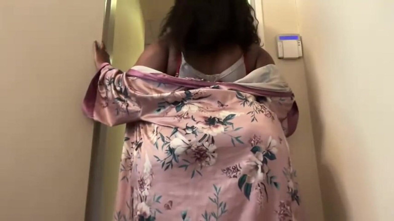 Legendary Booty Overdose: Stillende bBW MILf stripteieren &amp; masturbieren
