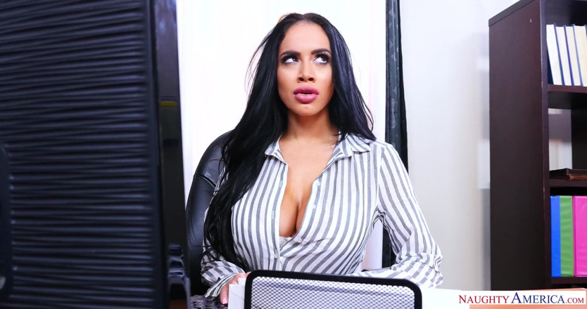Naughty America: Naughty America - büyük memeli latin kapıdan kapıya yarak emiyor
