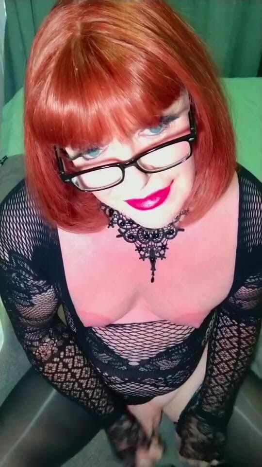 Emma Browne: Niegrzeczny rudy crossdresser