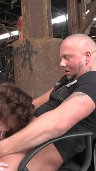 Velká kráska je ošukaná venku mezi kozy