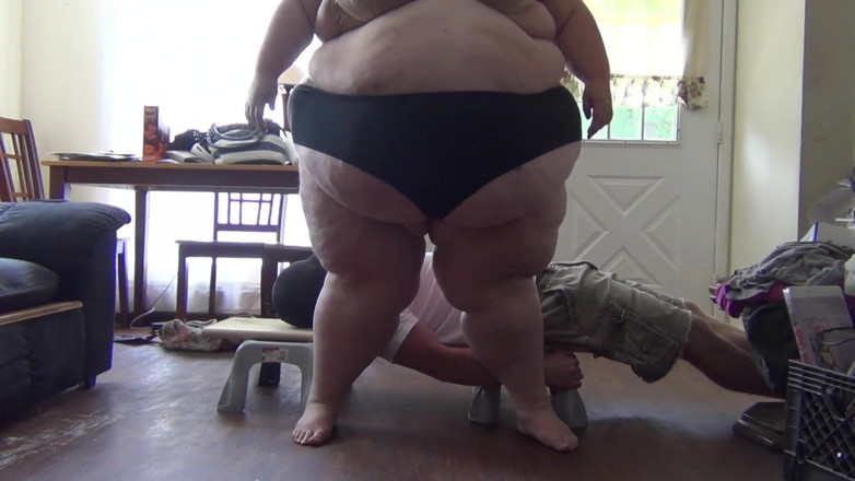 Full Weight Productions: 600 lb slečna GG občerstvení a drtí matta o život