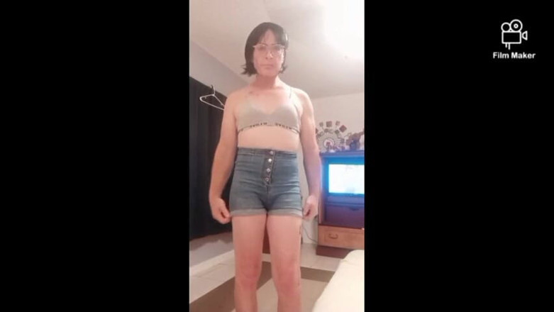 Leopard doggy productions: Travesti kıyafetlerini baştan çıkararak çıkarıyor.