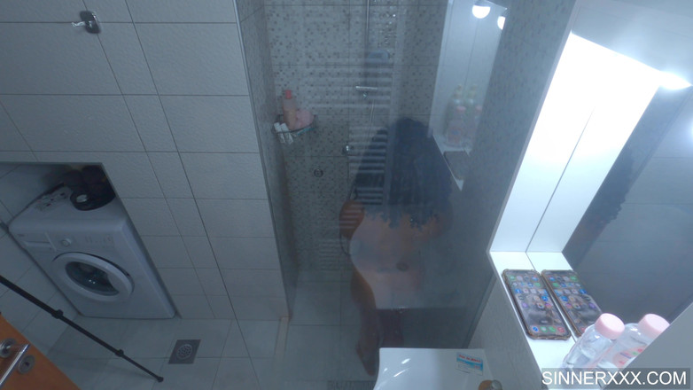 Sinners World: Stor byte ebenholts knullad hårt i dusch - Kiki Minaj