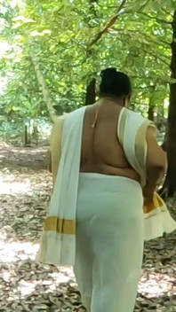 keral shaili ke paaranprik set mundoo, larki ghar ke baahar nagn ho rahi hai aur apne seksi nagn sharir ko ujaagar kar rahi hai.