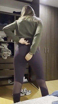 Dwie kobiety wkładają ubrania na siłowni, mają kobiece ramię i ass wrestling match.