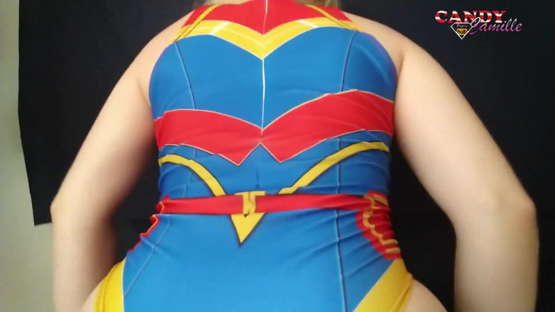 Kndy Kmille: Captain Marvel amateur suce incroyablement la bite et finit en éjaculation...