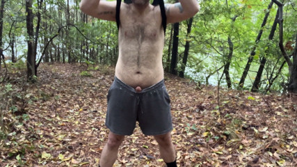 Hairy Wolfe: Красивий приятель дрочить біля озера в своєму місцевому парку, оголив член, волохатий член, волохатий батор, соло сексуальний