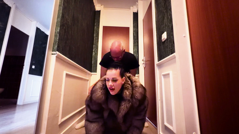 MissAlessaMilano: Ghettohure Also Gives in the Hallway to Fuck