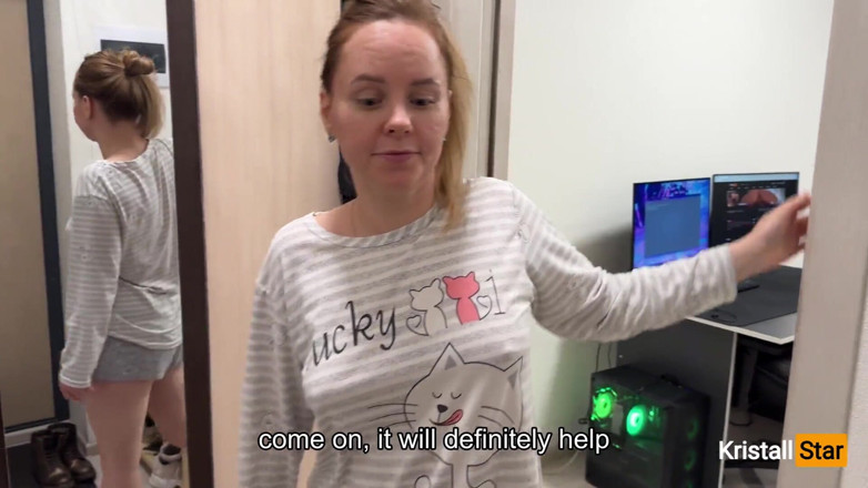 Russian Mommy: 医者は私に薬を処方し、女の子は喜んで助けてくれます、会話でロシア語