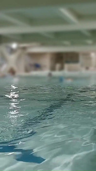 Il Giappone Si Gode La Piscina in Costume Da Bagno Rosa Da Competizione
