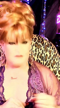 İç çamaşırlı striptiz gösterisi