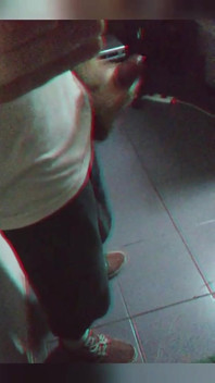 Famoso influenciador tira selfies para sua namorada
