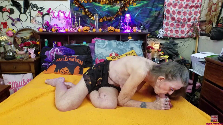 Sexy Sandra N Sir Christopher: Devote oma sperma-schlampe blowjob oma Fantasy solo