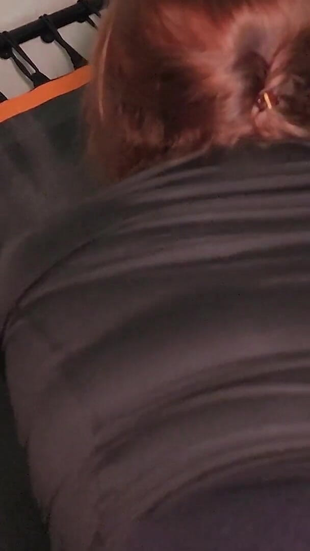 Peach Desert: Madrastra gordita caliente en leggings apretados en un trampolín recibe...