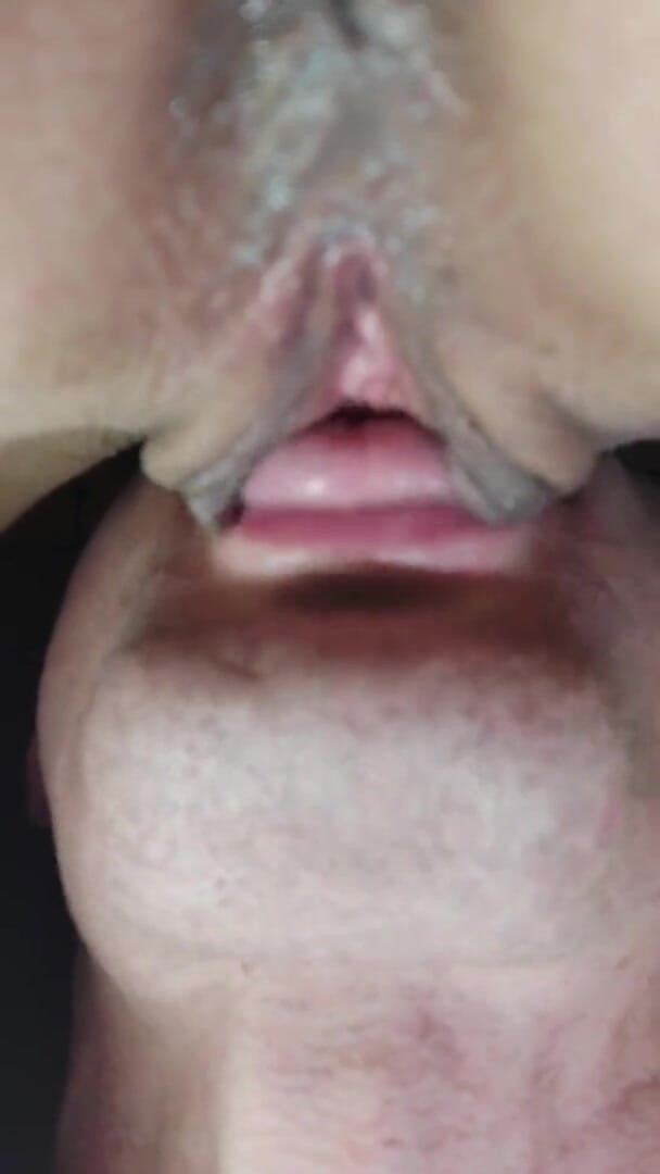 Wet Pussy Fuck: Teen mokrá kundička je lízaná a kapající z kundičky zblízka