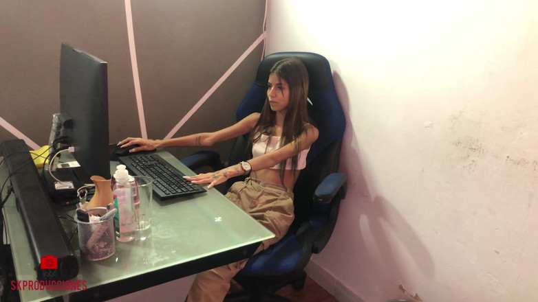 TUflacasex: Drobná brunetka přijde do práce ve své kanceláři, ale nejprve...