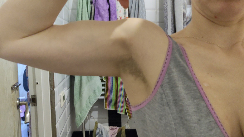 Risky Hairy Couple: Große muskeln der frau beugen sich