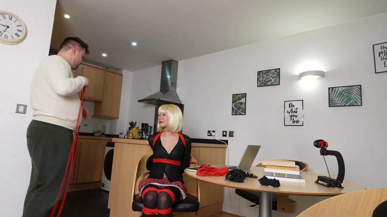 Latina Fetish: Lição de escravidão de Lilly: Hogtied e Ballgagged por um...