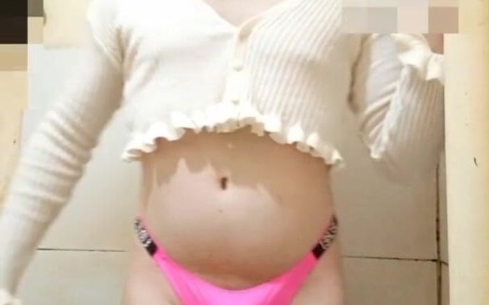 Carol videos shorts: Růžové kalhotky vyražené do zadku
