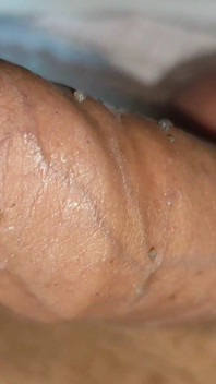 美しい精液の一撃がペニスをさらに興奮させます。