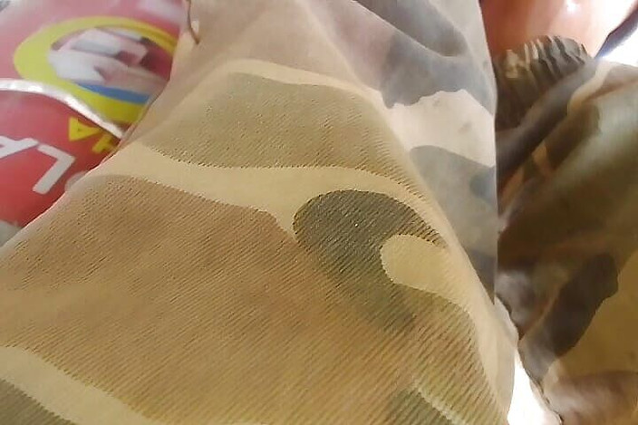 Gangbang straight: Băiat indian în aer liber se pișă