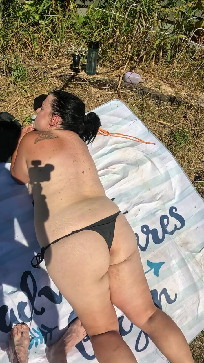 Homesteadmama: नग्न धूप सेंकना। मैं वास्तव में दूसरों को ऑफलाइन जाने और वास्तविक जीवन का आनंद लेने के लिए प्रोत्साहित करना चाहता हूं