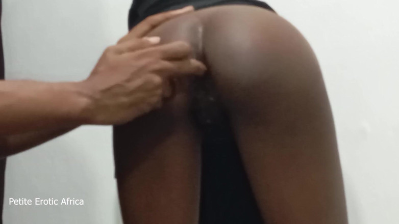 Petite Erotic Africa: Menjolok dubur remaja eboni sebelum seks