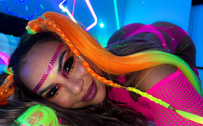 Rave Bunnys: Essie gotik sırt üstü meme sikiyor ve ateşli, kalın dölle kaplanıyor!