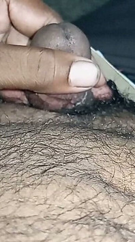 Hintli karım açık havada göğüslerini ve amcığını yalıyor