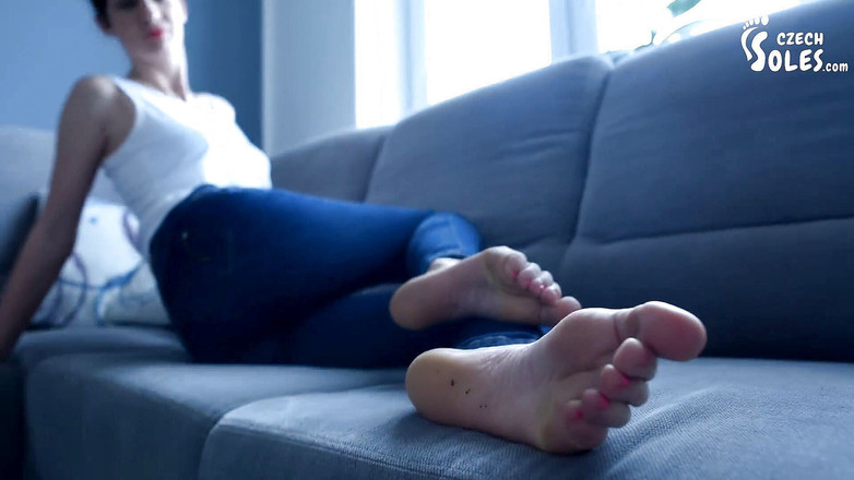 Czech Soles - foot fetish content: 新模特尼科尔挑逗赤脚，第一人称视角