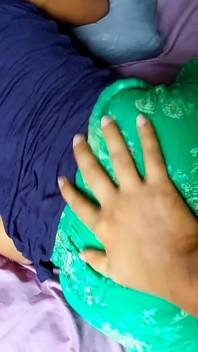 私はどのように私の義理の妹を目覚めさせる - 目覚めの朝のセックス - ホットアジアのカップル